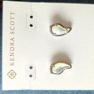Kendra Scott Earrings in silver and pearl